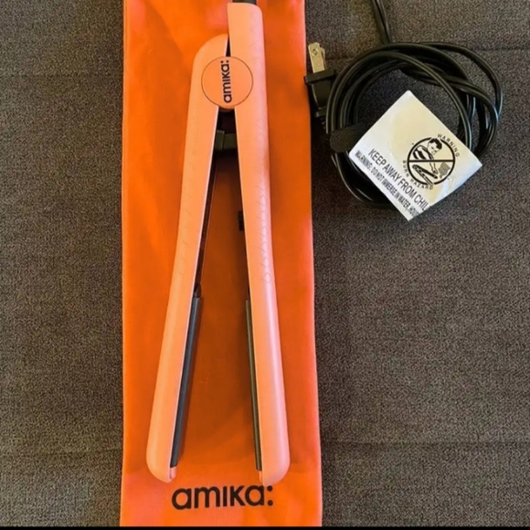 Amika titanium hair straightener - Picture 2 of 3